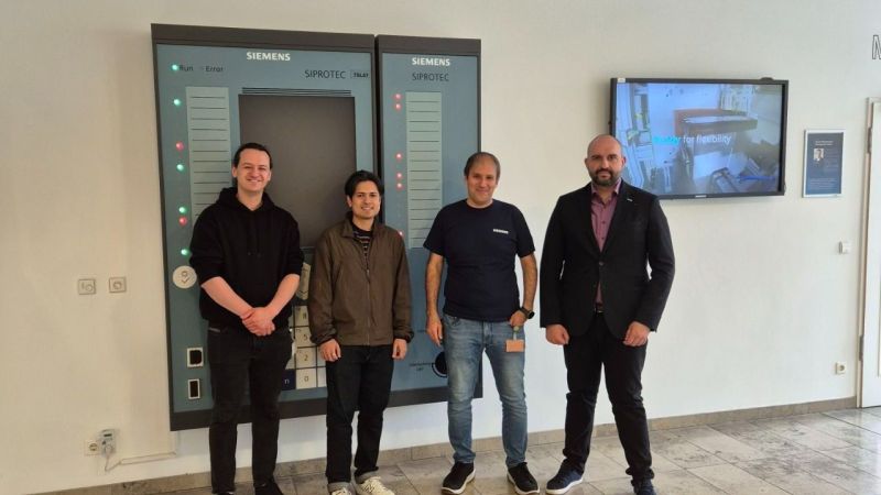 Dr.-Ing. Grigory Devadze mit dem Siemens-Team vor einer SIPROTEC-Anlage